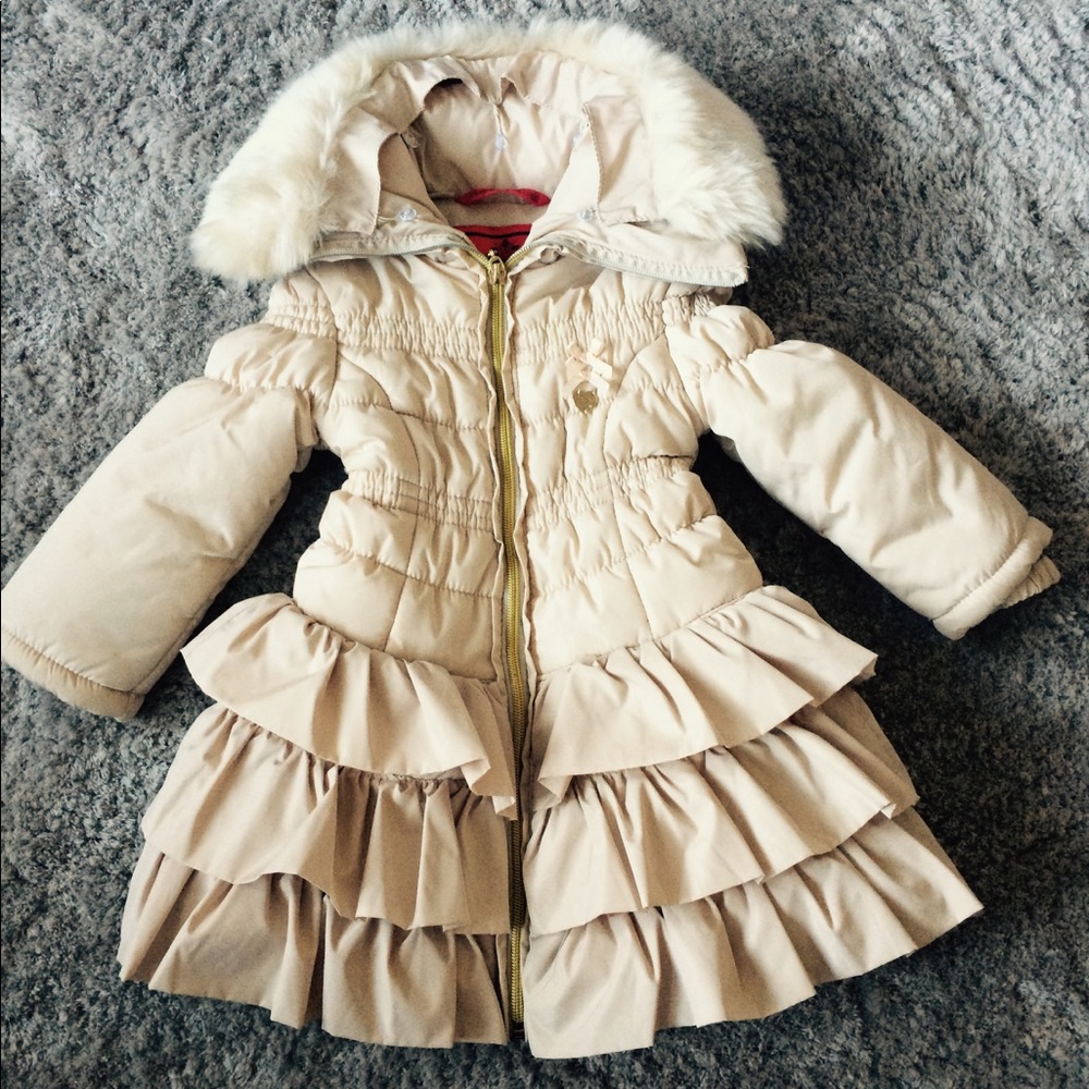 Le chic 2T beige / gold puffer coat with ruffles